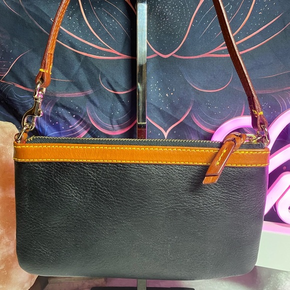 EUC Dooney & Bourke Pebbled Leather Clutch/Wristlet - Picture 3 of 7